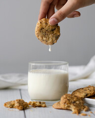 fotografias de galletas en superficie de madera blanca con elementos de complemento como telas y...
