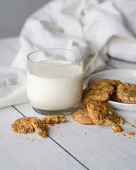 fotografias de galletas en superficie de madera blanca con elementos de complemento como telas y otros trozos de galleta