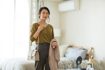 出勤前の若い女性