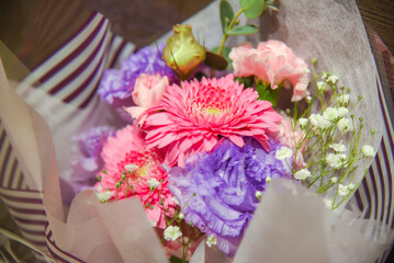 花束　贈り物　ピンク紫系