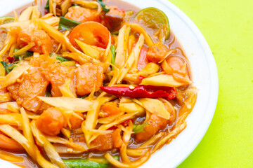 Spicy papaya salad with salmon