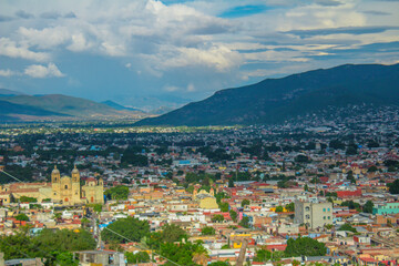 Asombrosa fotografía de un atardecer en la ciudad de Oaxaca, México.