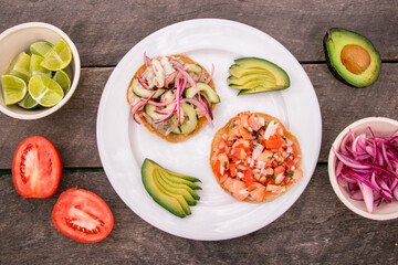 Tostadas de ceviche con aguacate, limones, jitomate y cebolla morada 