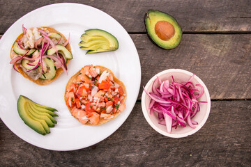 Tostada de aguachile y ceviche de pescado 