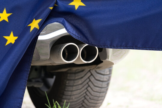 Ein Auto, Auspuff und Flagge der Europäischen Union