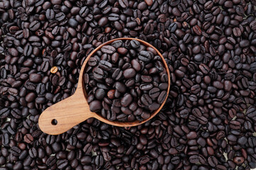 Obraz premium coffee beans background in wooden cup, close-up
