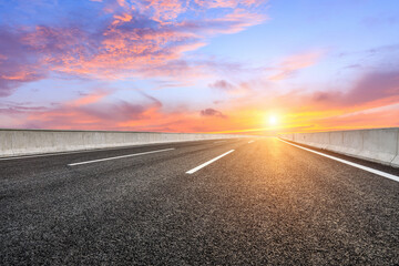 Naklejka premium Asphalt road and sky sunset clouds background
