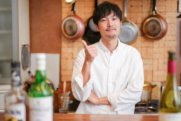 イタリアンキッチンの男性