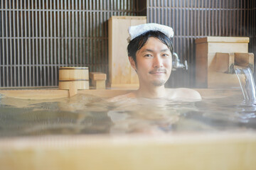 温泉に入る男性