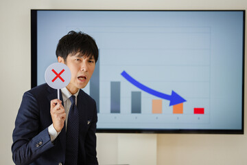 成績について説明する男性