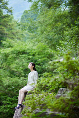 Naklejka na ściany i meble 自然の中でくつろぐ若い日本人女性