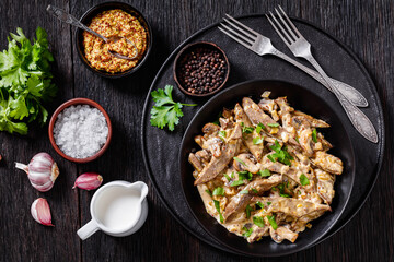 liver stroganoff in black bowl, top view