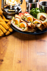 木製のテーブルにホットサンドとコーヒーとランタンのキャンプ飯