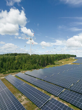 Windkraftanlagen und Photovoltaikanlagen in der Natur