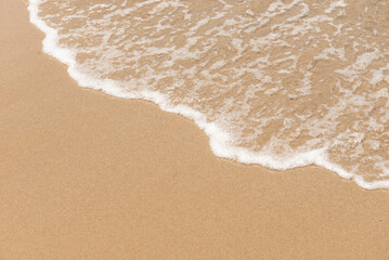 砂浜に寄せる波