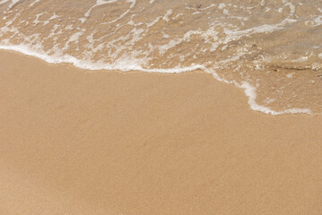 Fototapeta na wymiar 砂浜に寄せる波