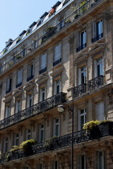 Fototapeta na wymiar Facade of an apartment building in Paris