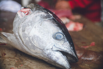 佐良浜漁港のお祭り 新鮮なカツオとマグロの解体調理...
