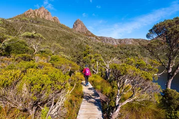 Foto op Plexiglas Cradle Mountain Hiking the Dove Lake Circuit on  a sunny day