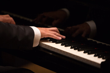 pianist playing on grand piano © KimVermaat