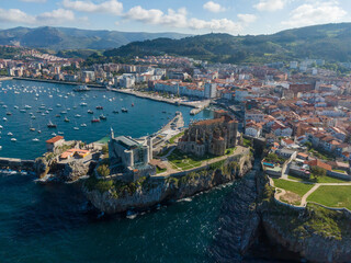 Obraz premium Castro Urdiales, Iglesia de Santa María y Castillo de Santa Ana