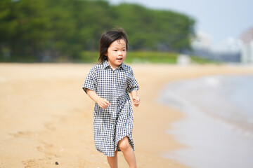 夏の海と少女のポートレート