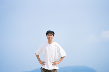 夏の空と男性モデル