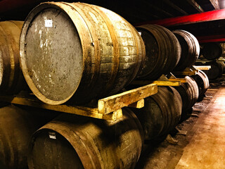 Scotch-Whisky-Fass Lagerhaus einer schottischen Brennerei mit zahlreichen Whisky-F&auml;ssern.