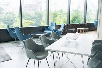 パソコン・資料・会議・ミーティング・ビジネスオフィス