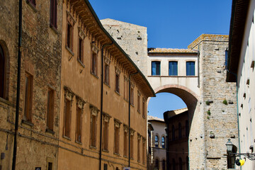 Fototapeta na wymiar Narrow street in Volterra