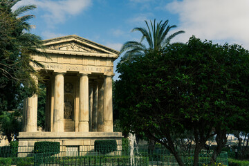 Obraz premium Monument in a park in La Valletta, Malta
