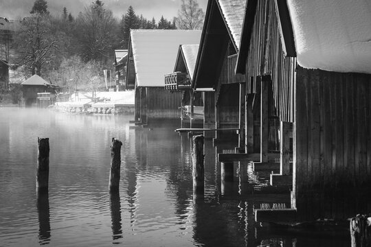 Bootshäuser am Grundlsee im Winter, Österreich, schwarzweiß