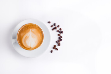 Koffie en korrels koffie op een witte achtergrond. cappuccino koffie