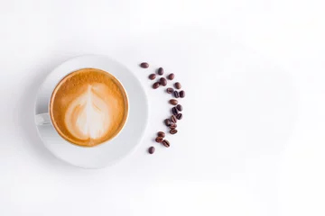 Verduisterende gordijnen Koffiebar Koffie en korrels koffie op een witte achtergrond. cappuccino koffie