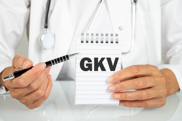 Ärztin zeigt auf das Wort GKV für die Gesetzliche Krankenversicherung