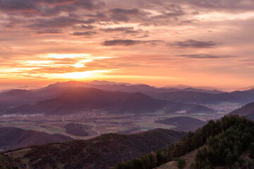 Fototapeta na wymiar Dawn over the valley (Garrotxa, Catalonia, Spain)