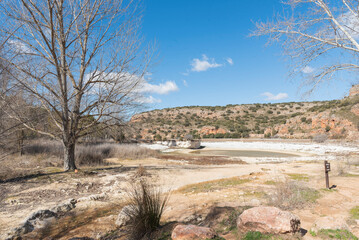 Laguna con falta de agua en el Parque Natural de las Lagunas de Ruidera. Castilla La Mancha, España. 