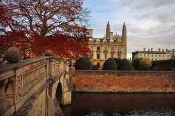 Autumn at Clare Bridge over the River Cam with Clare College and King's College Chapel behind: Cambridge, England - obrazy, fototapety, plakaty