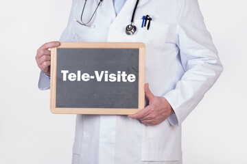 Arzt mit einer Tafel auf der Tele-Visite steht