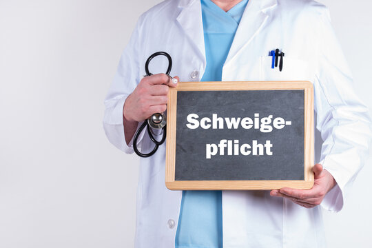 Arzt mit Tafel auf der Schweigepflicht