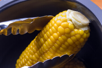 電気調理器の内釜および蒸したトウモロコシ
