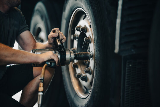 LKW Reifen wird vom Mechaniker in der LKW Werkstatt getauscht.