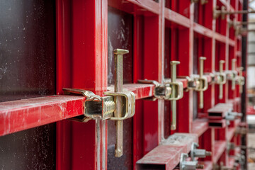 Clamps connect wall formwork in housing construction