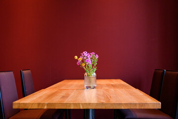 Fototapeta na wymiar rote Wand mit Blumenstrauss