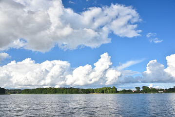 Duże chmury nad jeziorem Tuchom