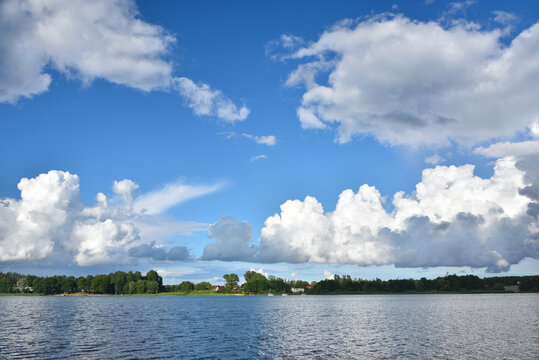 Duże chmury nad jeziorem Tuchom