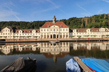 Barocke Kurstadt Bad Karlshafen an der Weser; Blick über das Hafenbecken zum Alten Rathaus