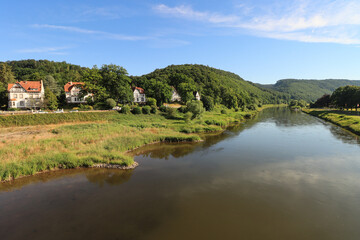 Fototapeta na wymiar Romantisches Weserbergland; Blick von der Weserbrücke in Bad Karlshafen flussaufwärts
