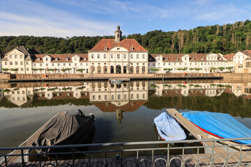 Barockes Juwel an der Weser; Bad Karlshafen, Blick über das Hafenbecken zum Alten Rathaus