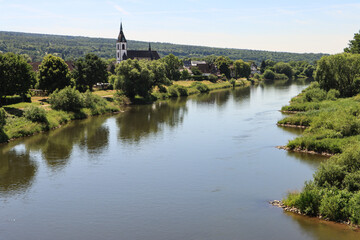 Blick von der Weserbr&uuml;cke auf L&uuml;chtringen mit Pfarrkirche St.-Johannes-Baptist